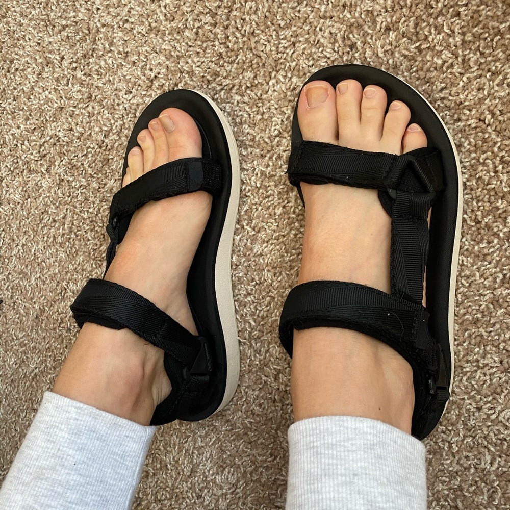 Black Teva Sandler’s size 7